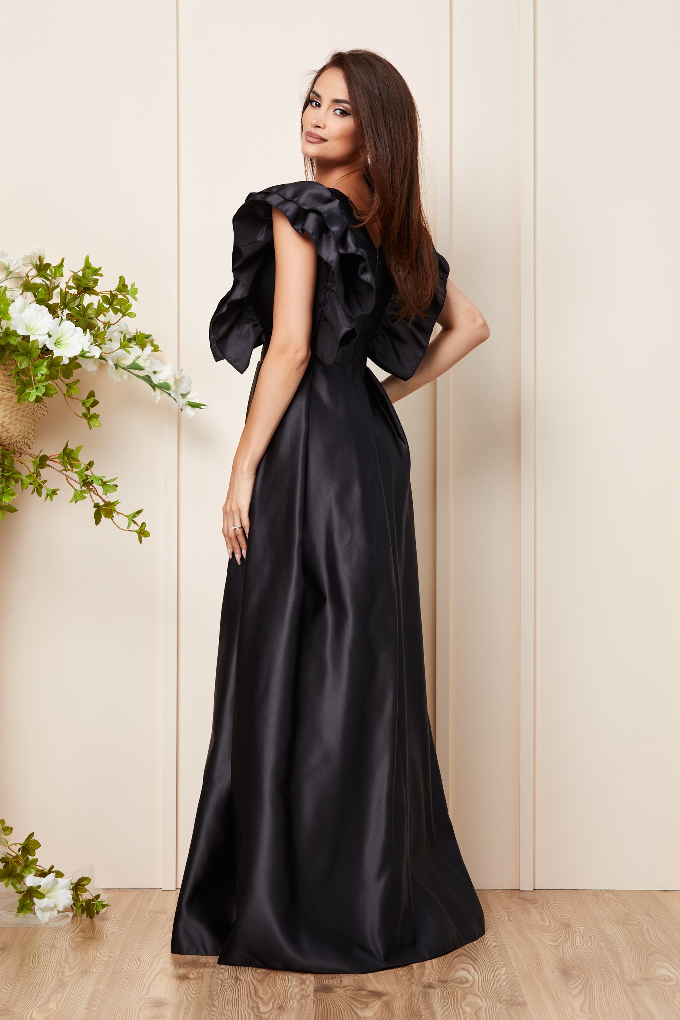 Μαύρο Σατέν Μάξι Αμπιγιέ Φόρεμα Με Βολάν Trinidad T3122 2