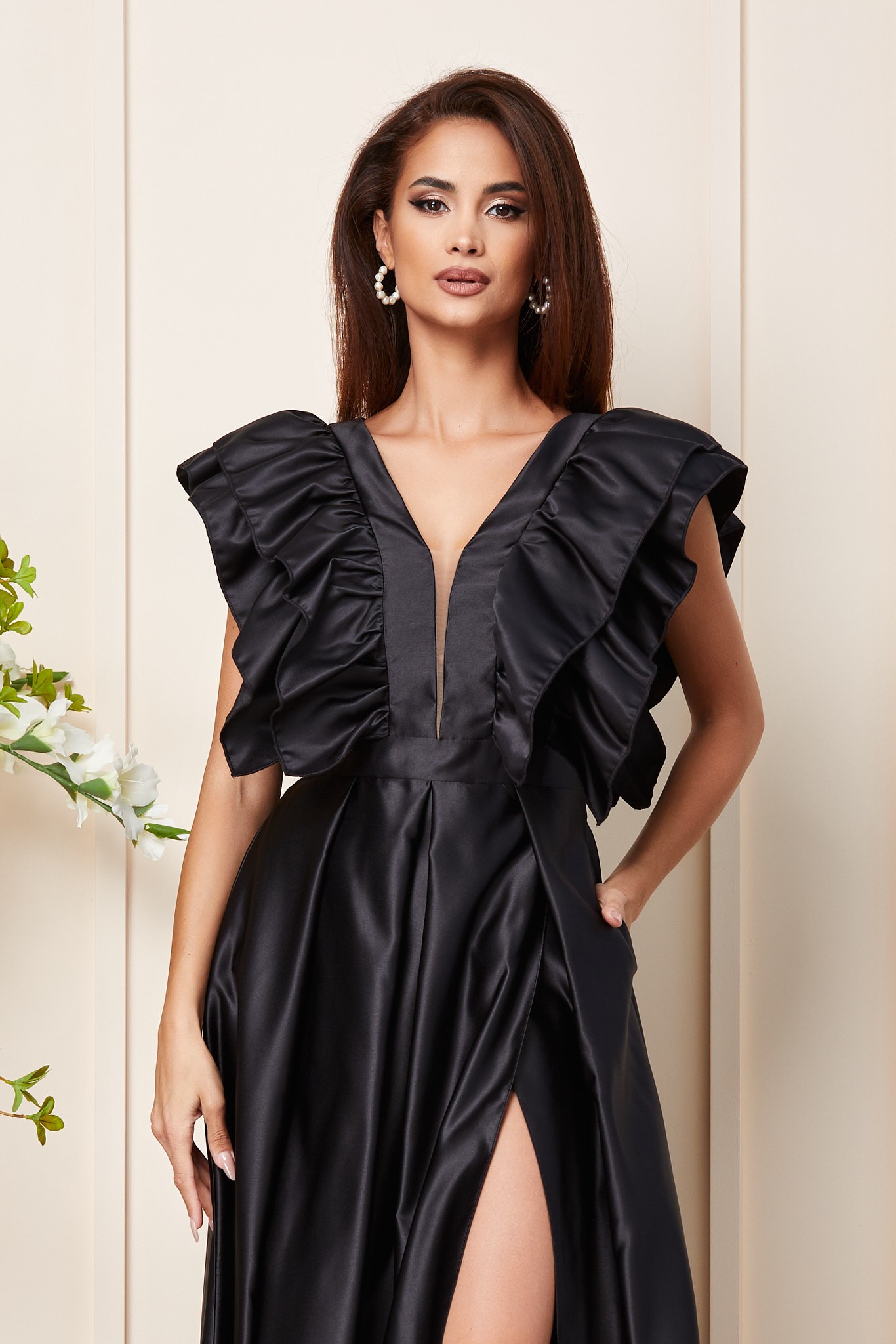 Μαύρο Σατέν Μάξι Αμπιγιέ Φόρεμα Με Βολάν Trinidad T3122 3